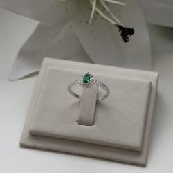 Anel Classic em Prata 925 com Zircônia Verde Esmeralda e Brancas